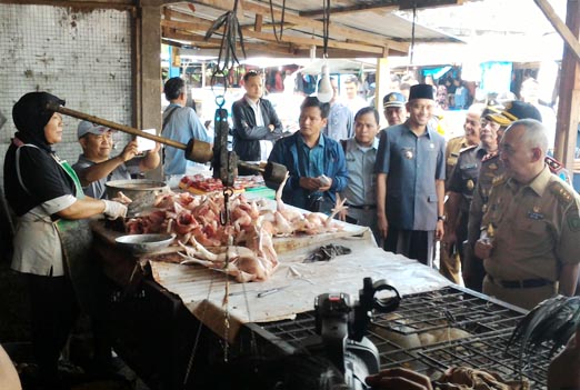 Gubri Didampingi Wawako Pekanbaru Tinjau Pasar Cik Puan